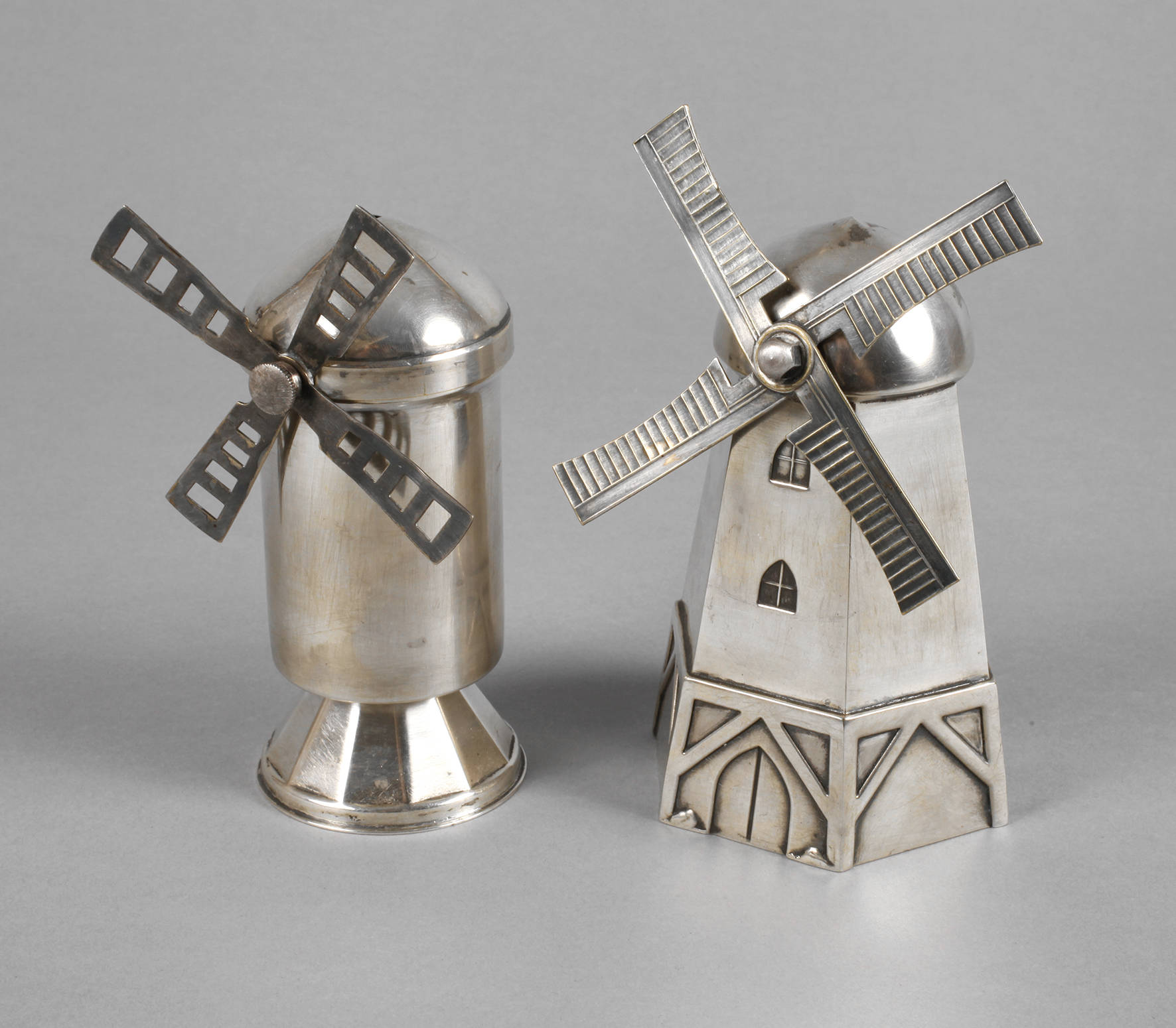 Zwei Spardosen als Windmühlen