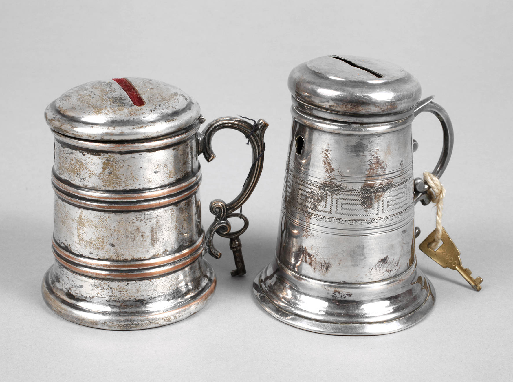 Zwei Spardosen in Deckelhumpenform