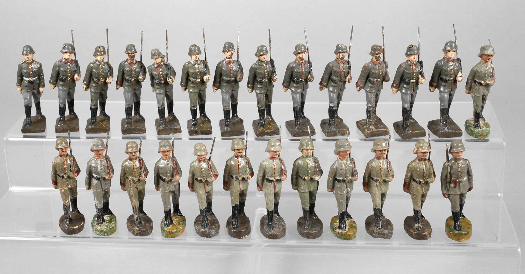 Konvolut Massesoldaten als Parade