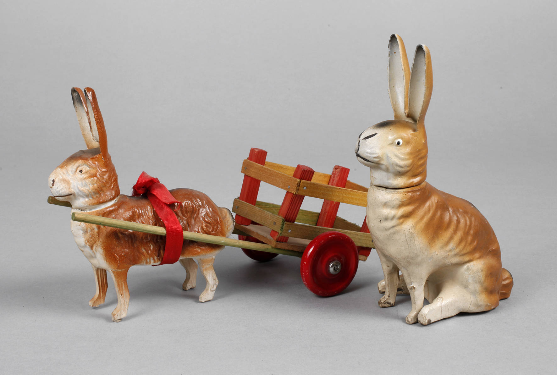 Zwei Candycontainer als Osterhasen