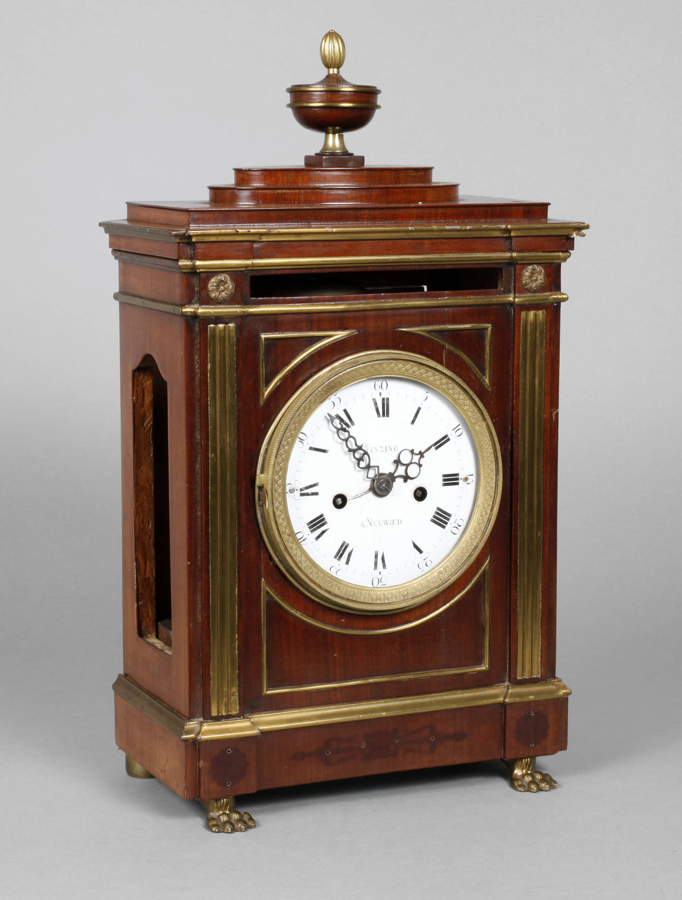 Klassizistische Stutzuhr David Roentgen attr.