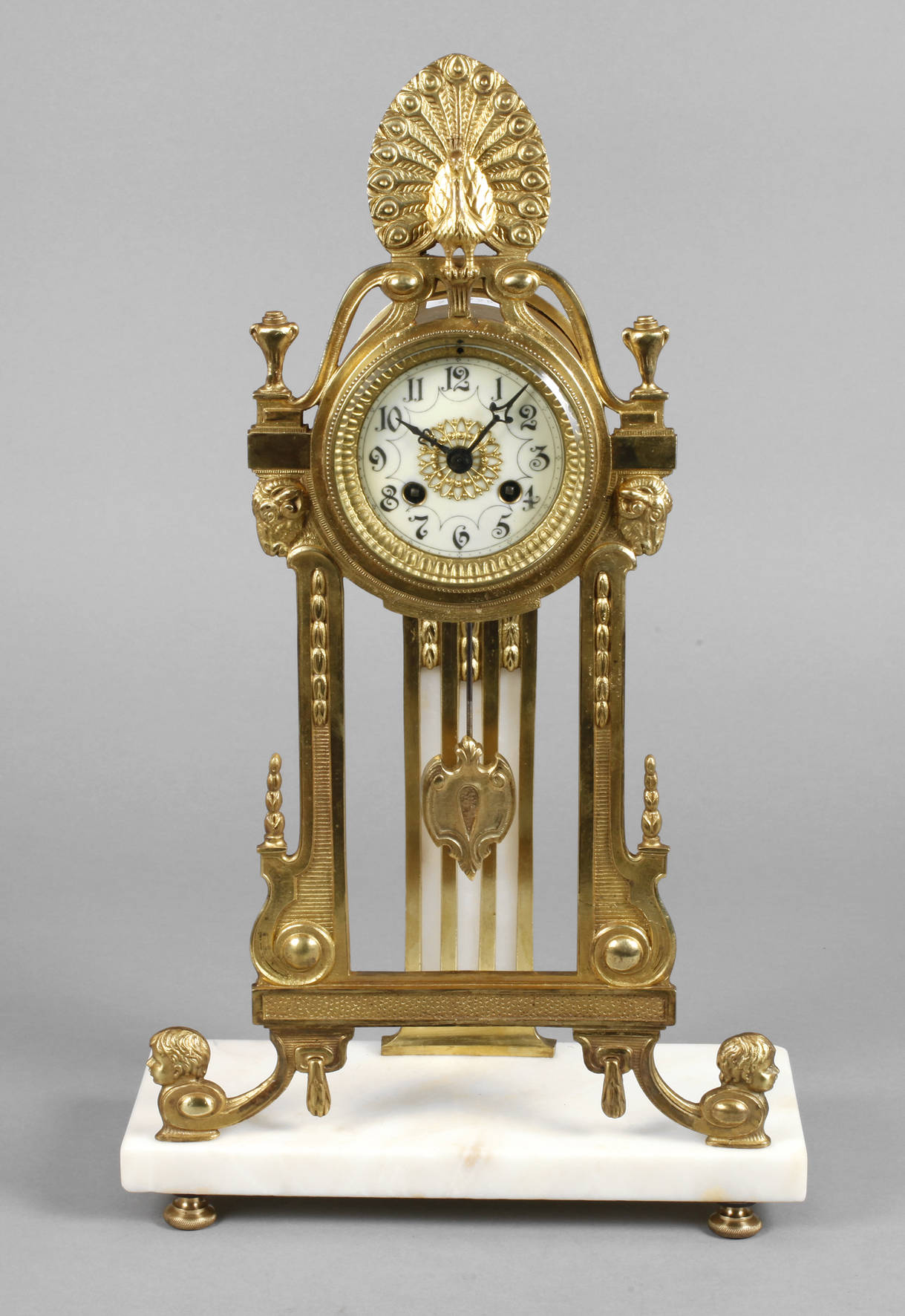 Klasizistische Portaluhr