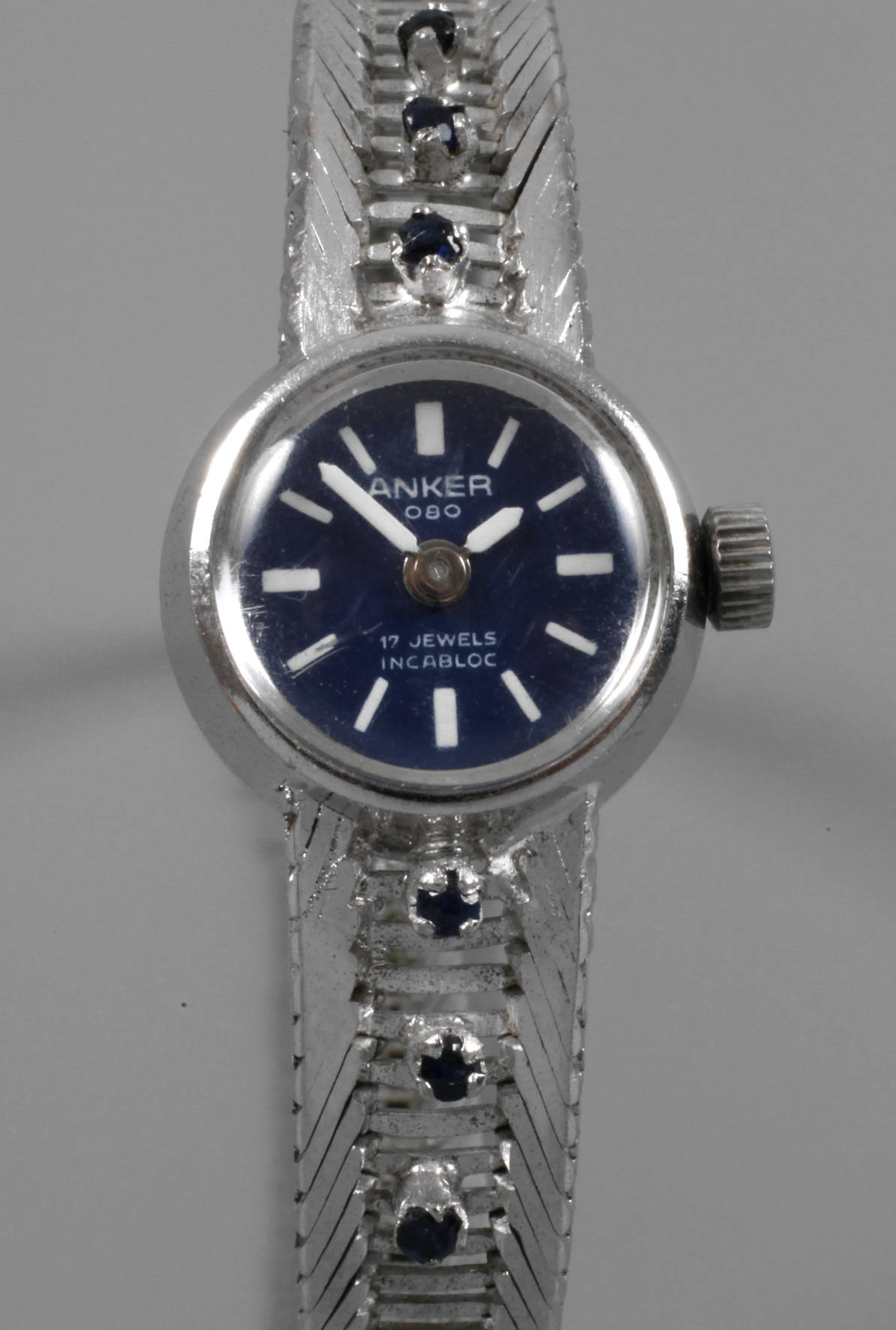 Damenarmbanduhr mit Saphiren