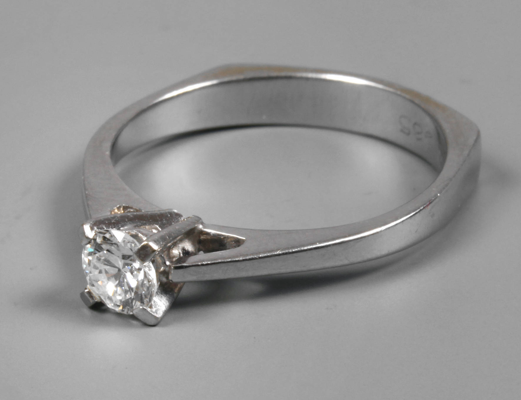 Damenbrillantring mit Expertise