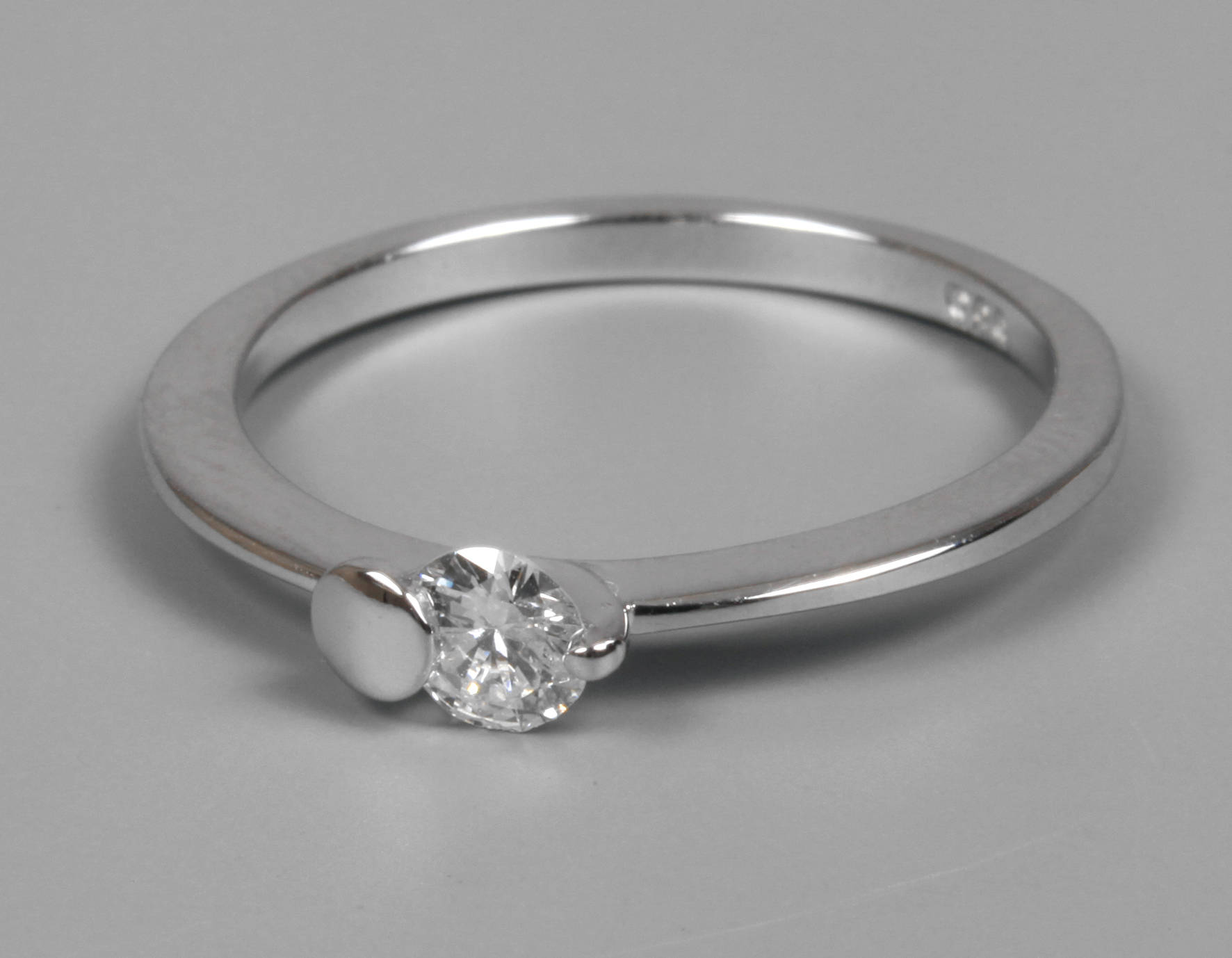 Goldring mit Brillant