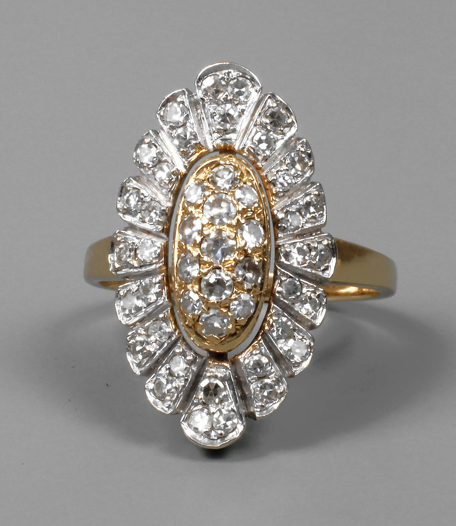 Großer Brillantring Gelb- und Weißgold