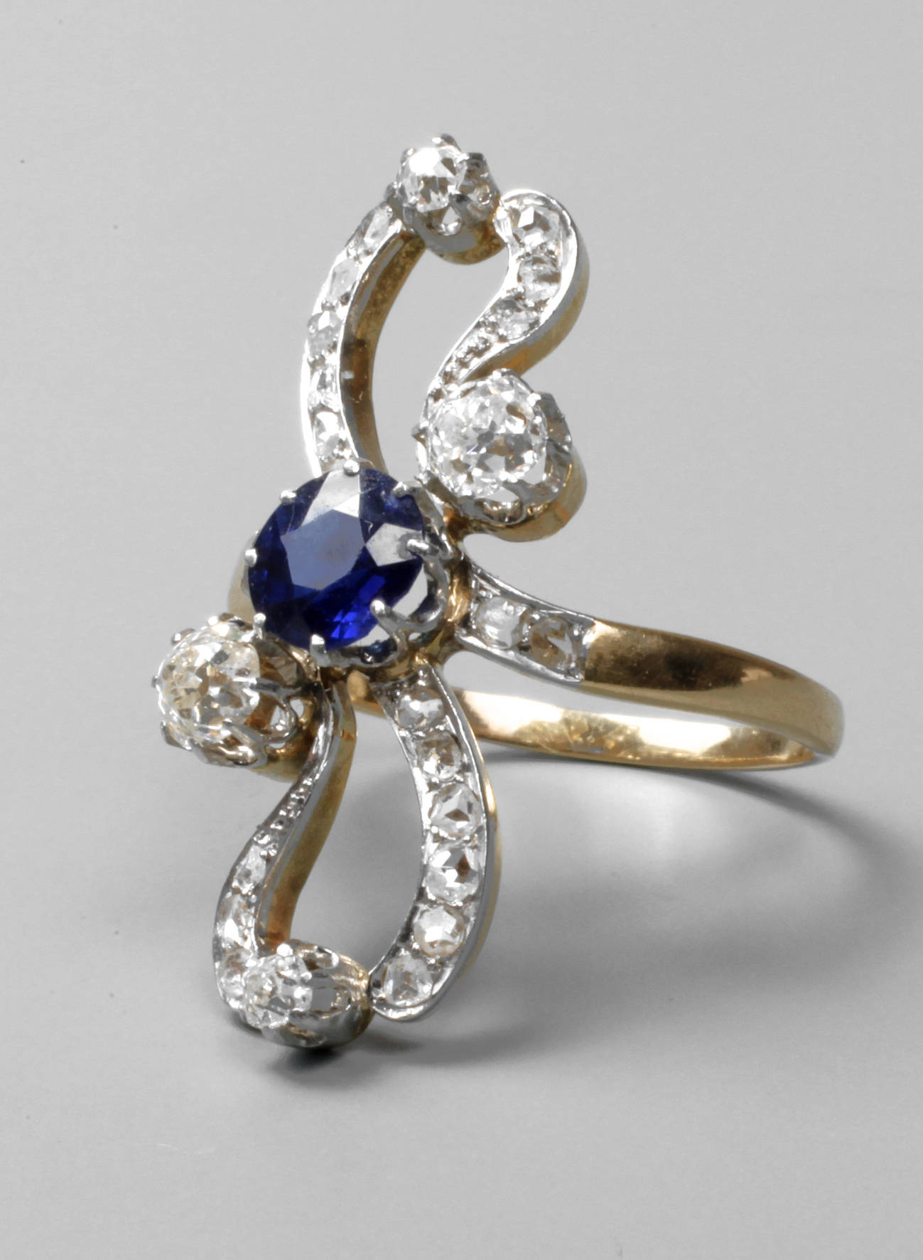 Großer Brillantring mit Saphir