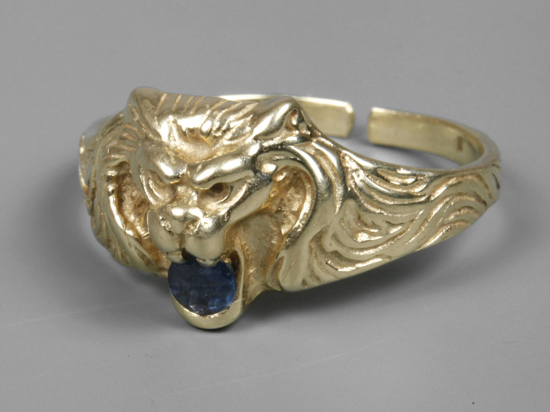 Löwenring mit Saphir