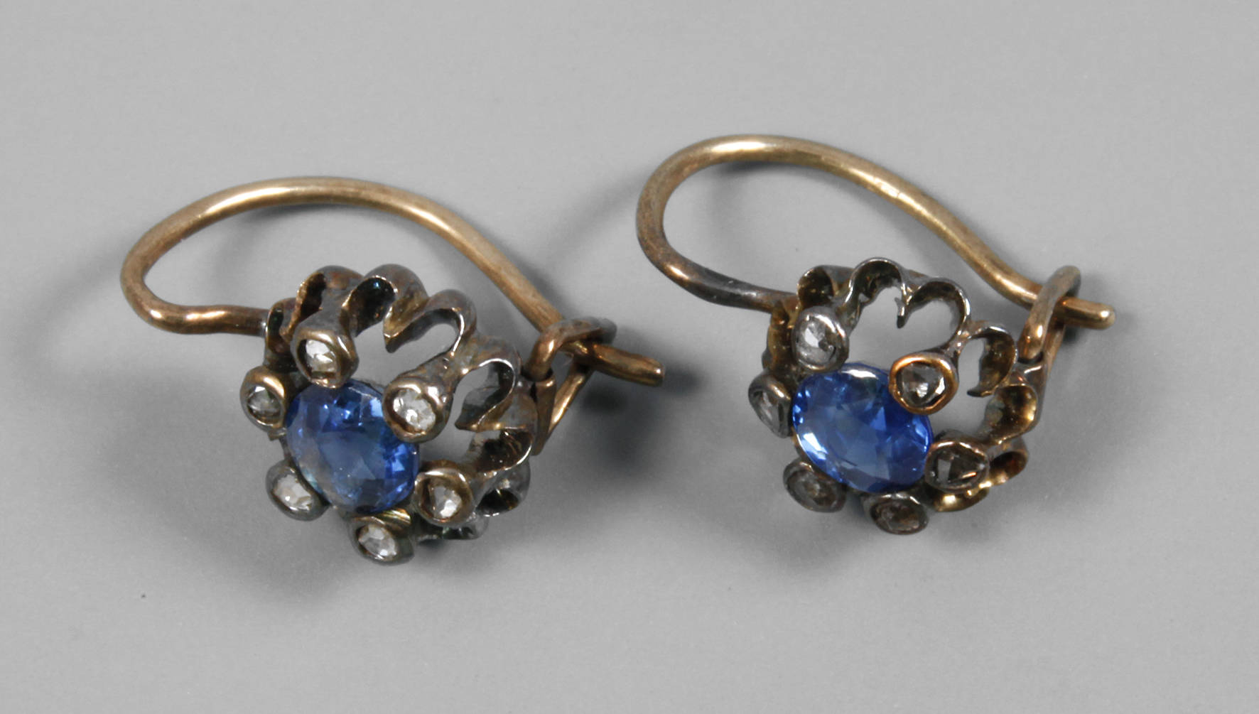 Paar kleine Ohrringe Saphir/ Diamant