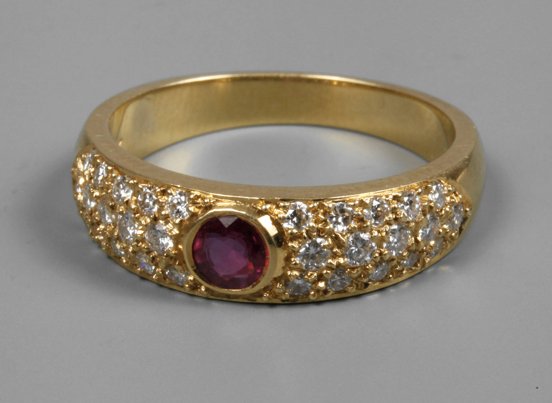 Brillantring mit Rubin und Zertifikat