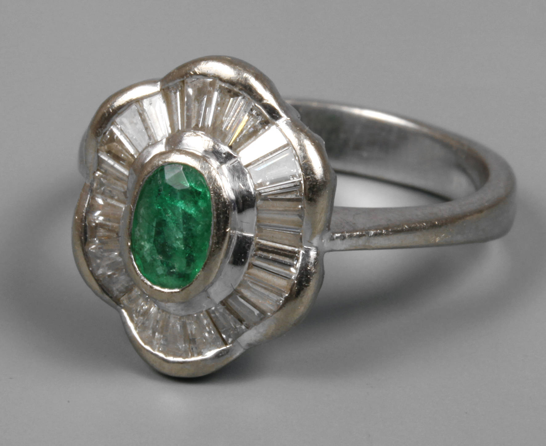 Smaragdring mit Diamanttrapezen