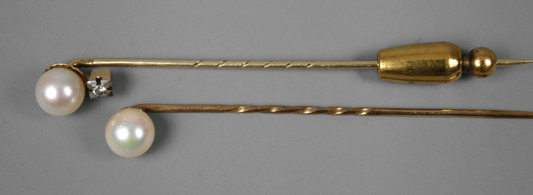 Zwei Krawattennadeln Gold mit Perle
