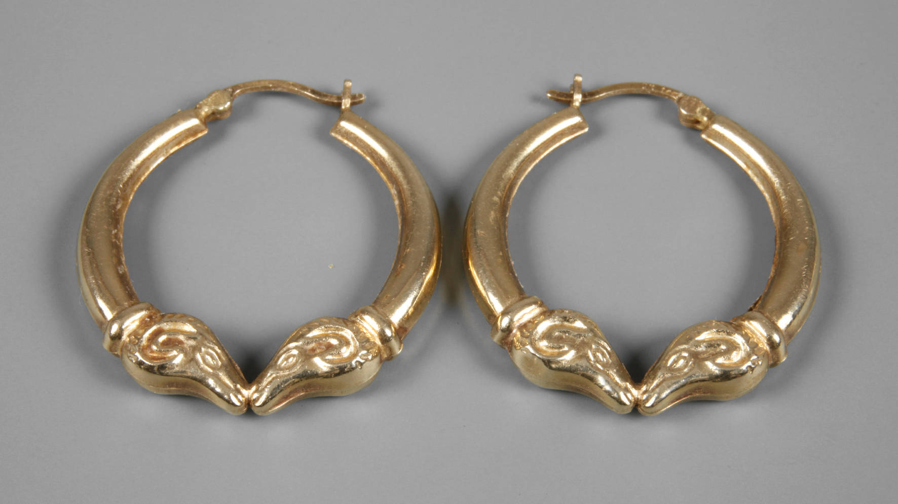 Paar Goldkreolen mit Widderköpfen