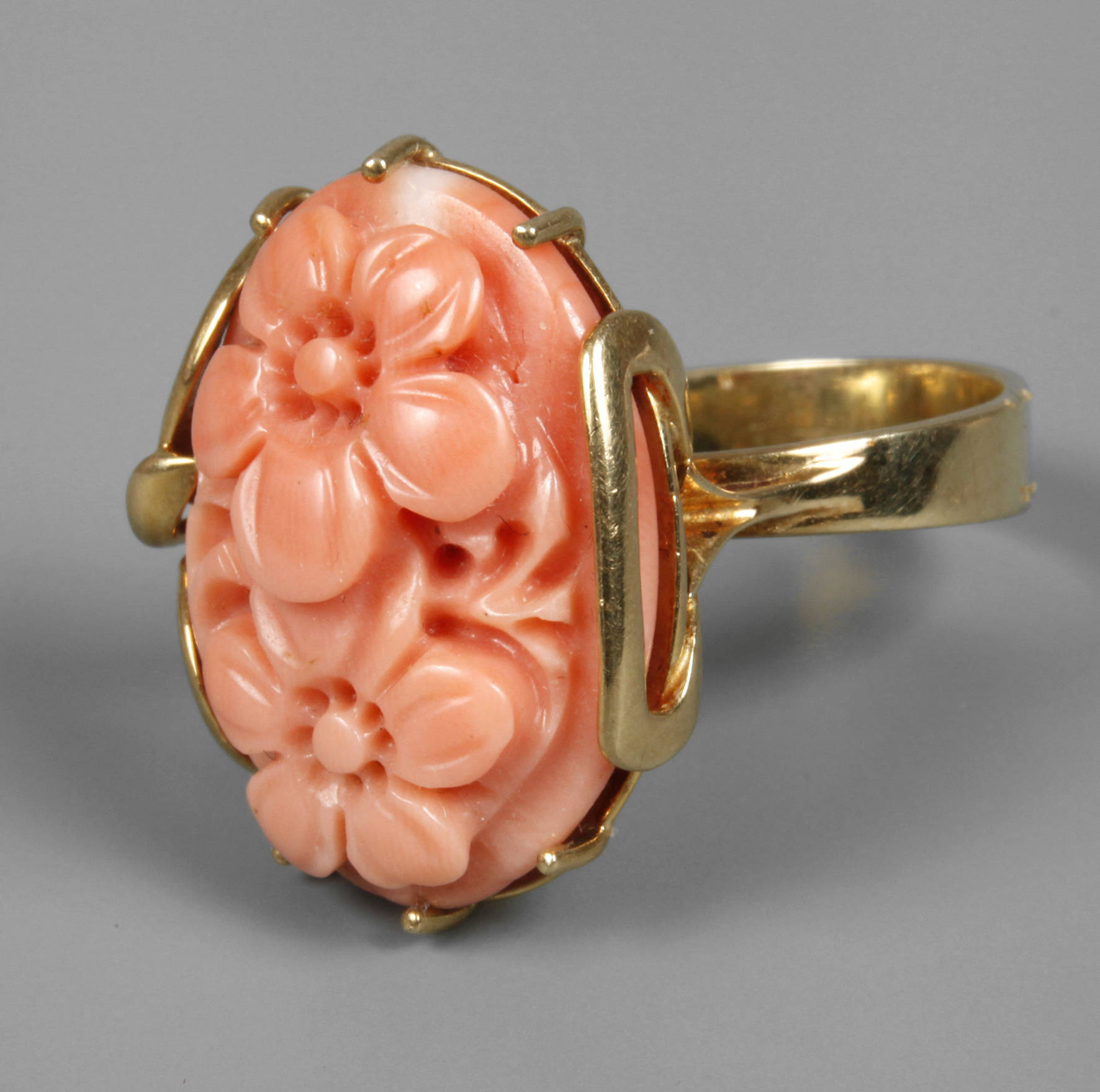 Großer Damenring mit Lachskoralle