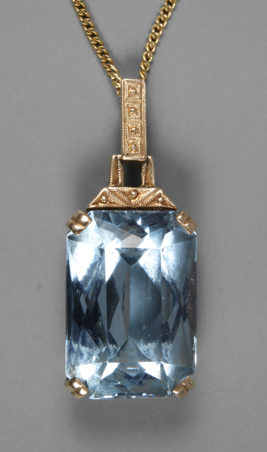 Anhänger mit Goldkette