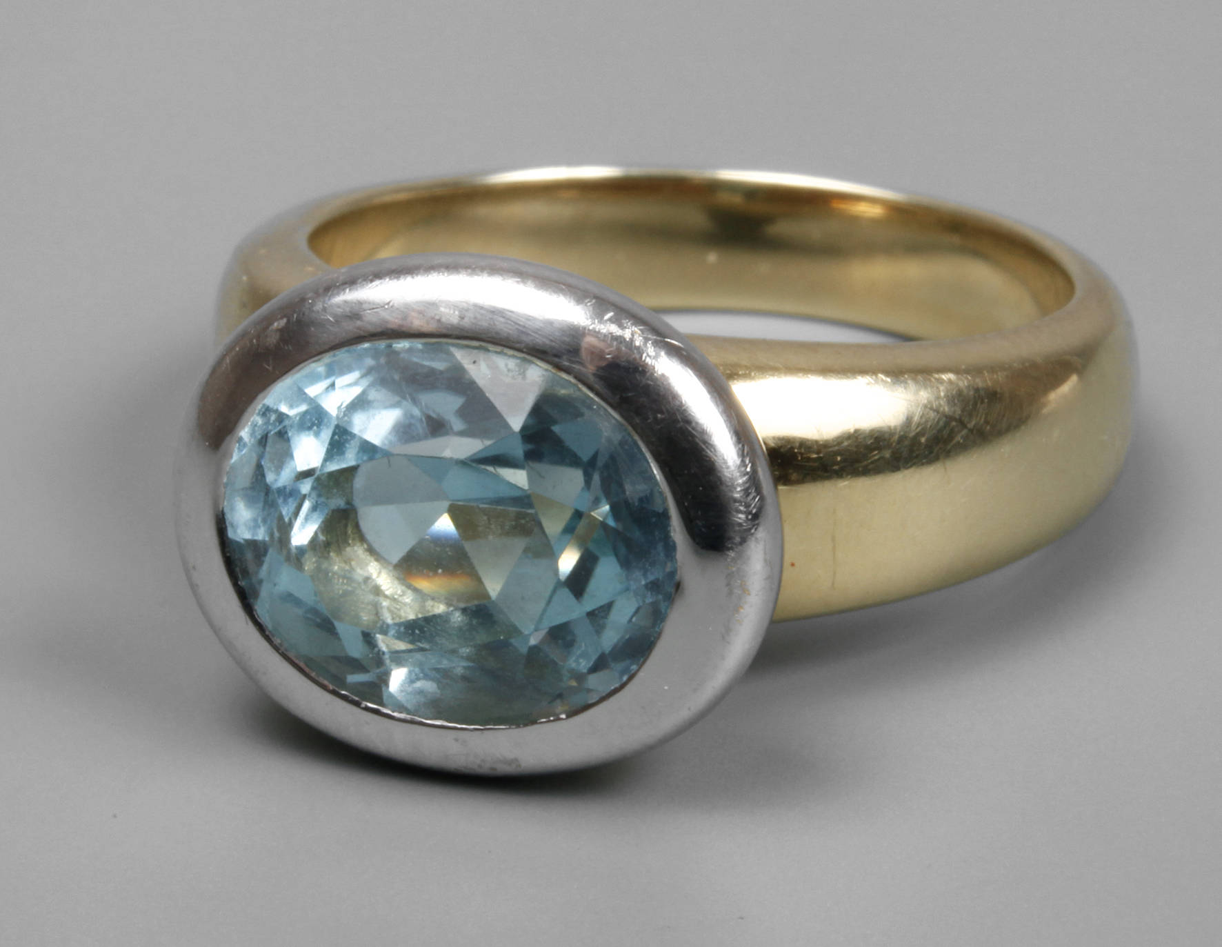 Goldring mit Blautopas