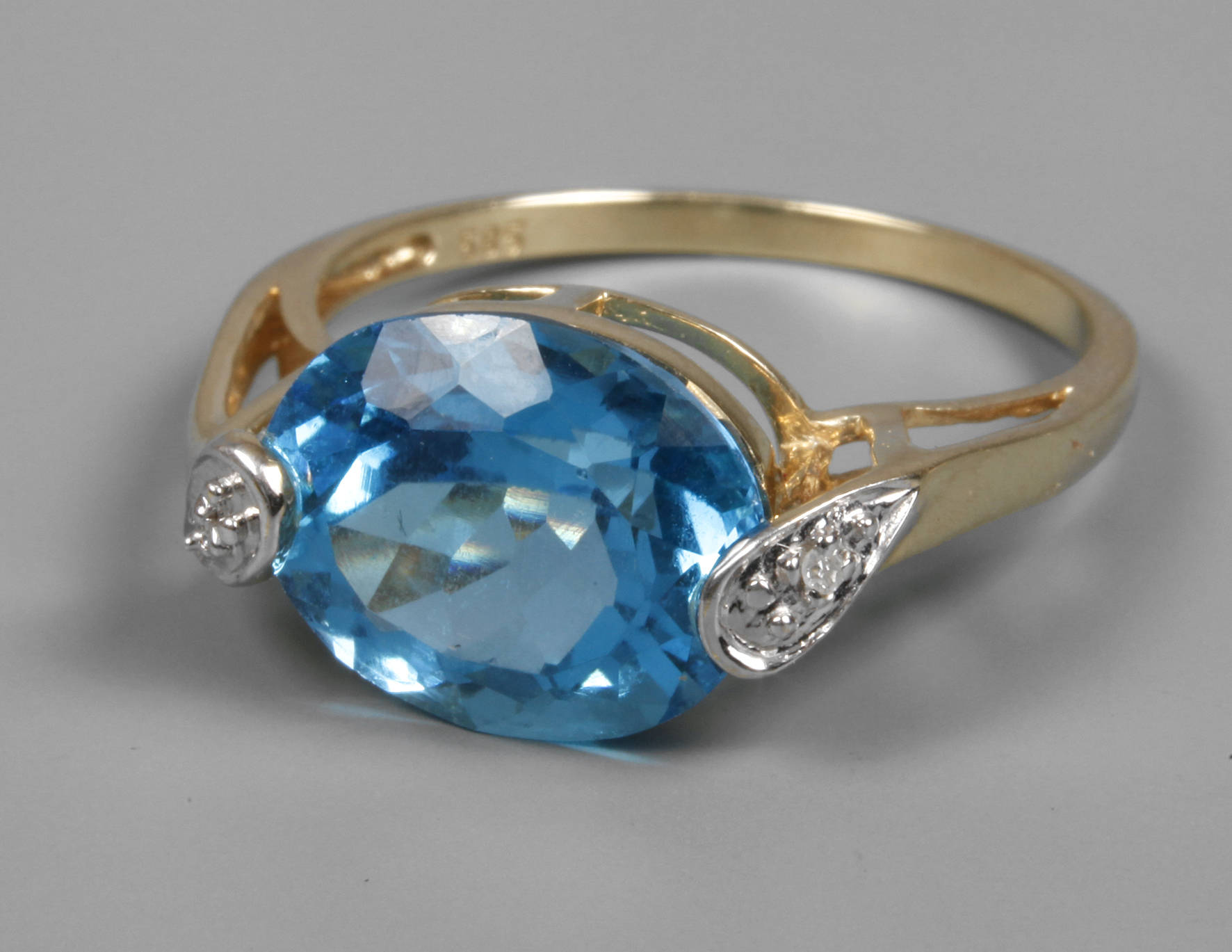 Goldring mit leuchtend blauem Stein