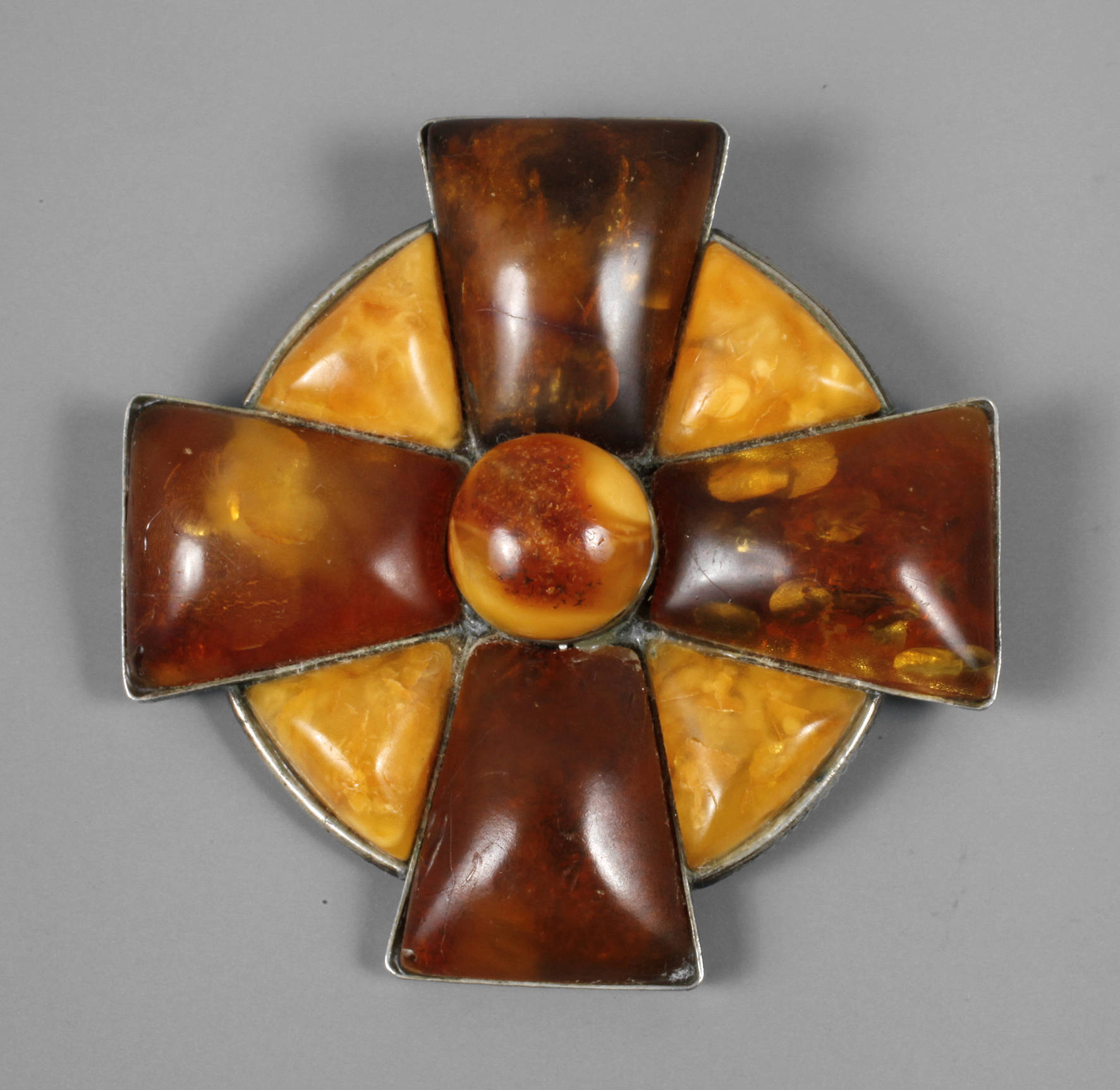 Bernsteinbrosche als Kreuz