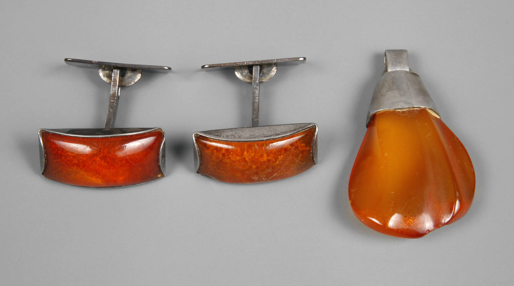 Drei Teile Bernsteinschmuck