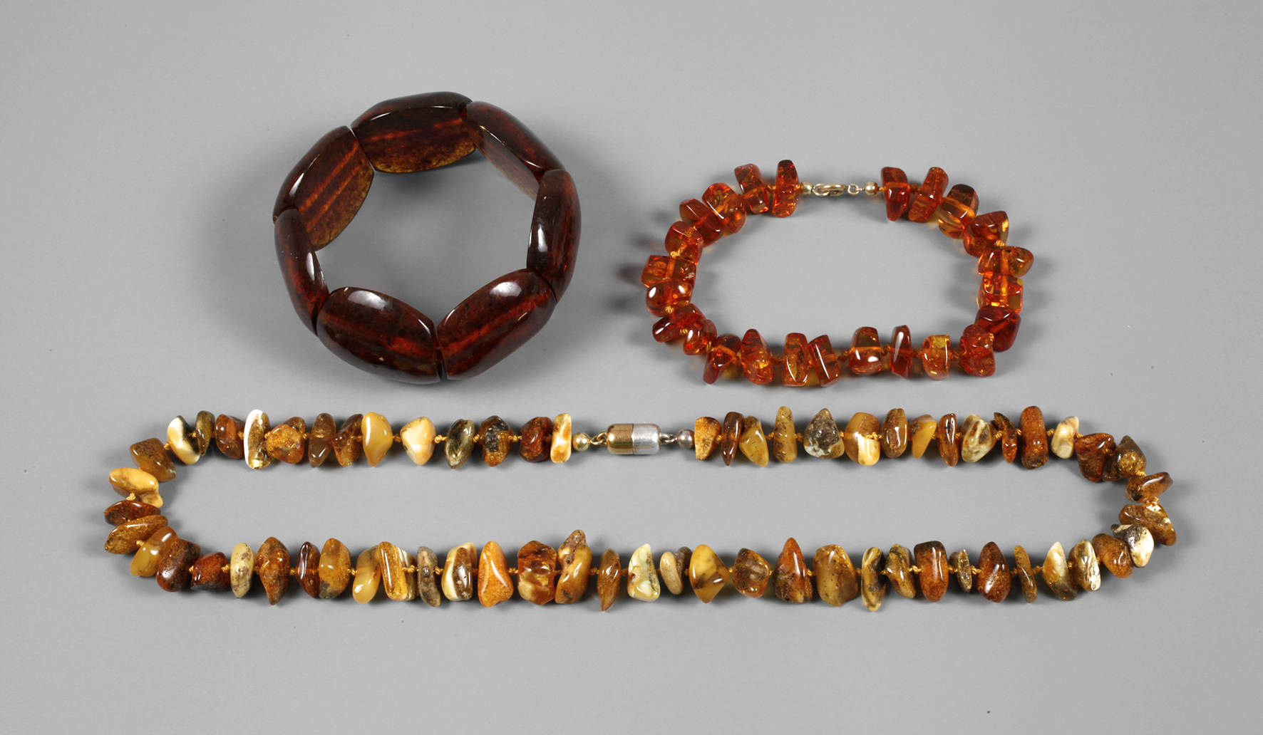 Zwei Armbänder und eine Bernsteinkette