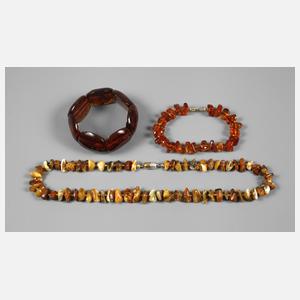 Zwei Armbänder und eine Bernsteinkette