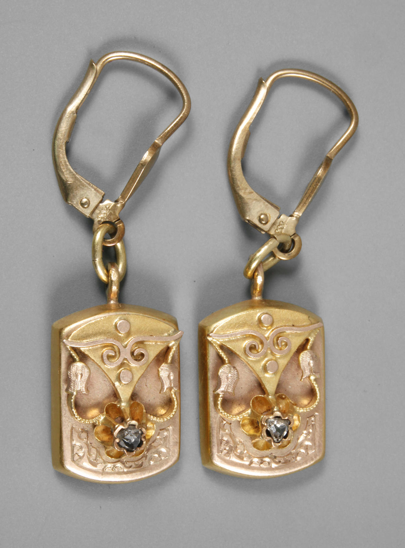 Paar Goldohrringe mit Diamant