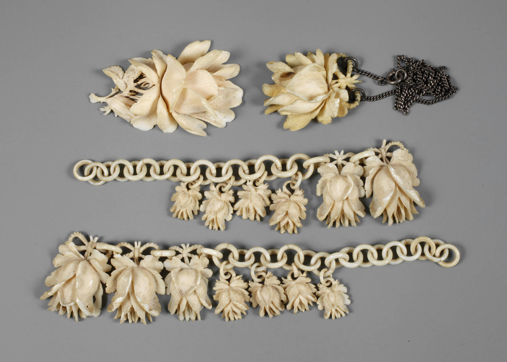 Vier Teile Elfenbein