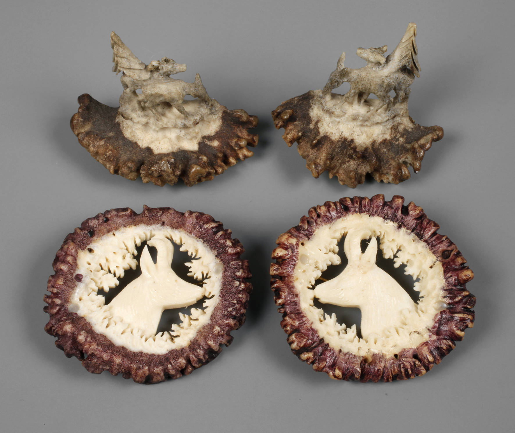 Vier Teile jagdlicher Hornschmuck