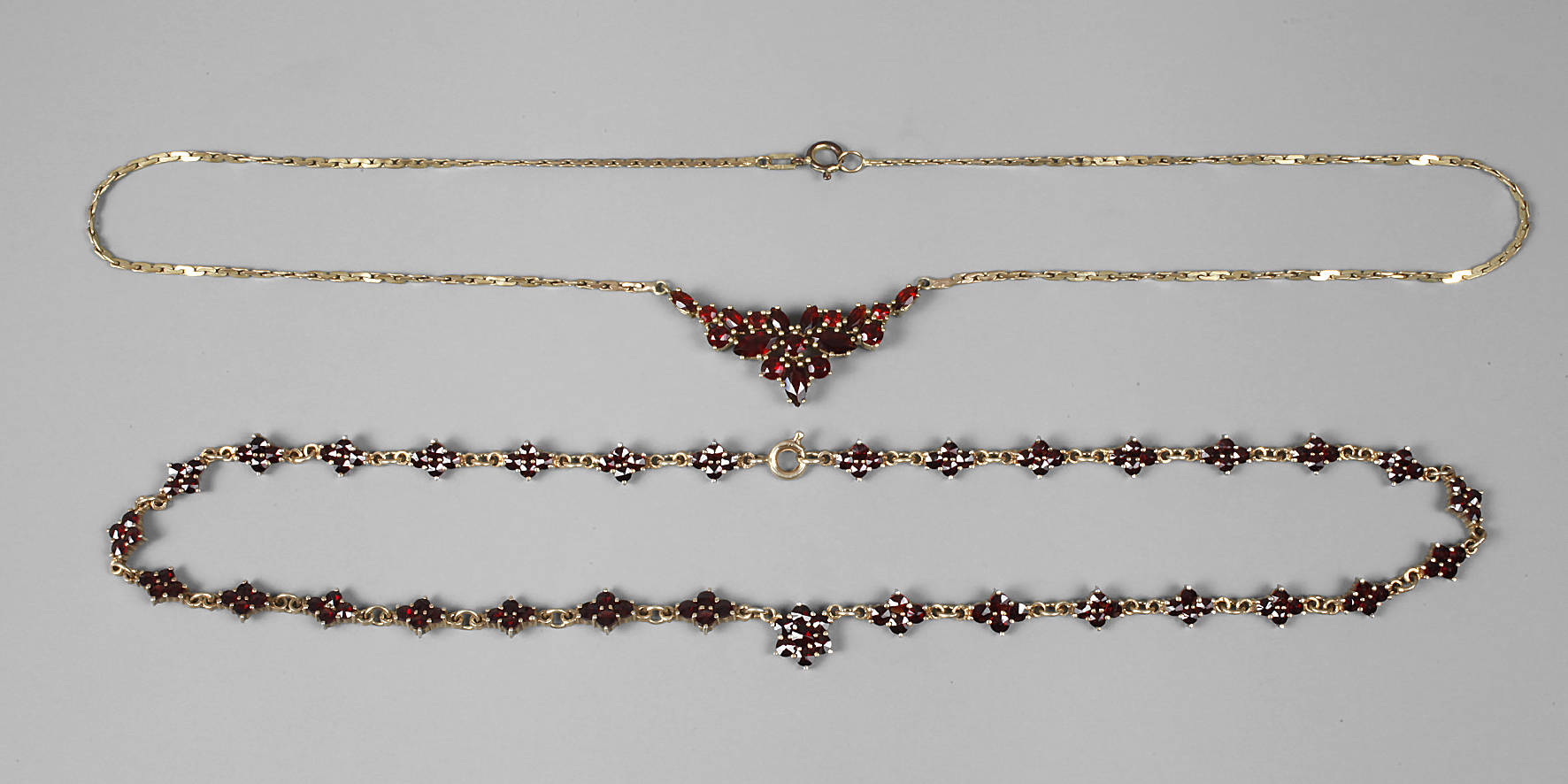 Zwei Granat Colliers