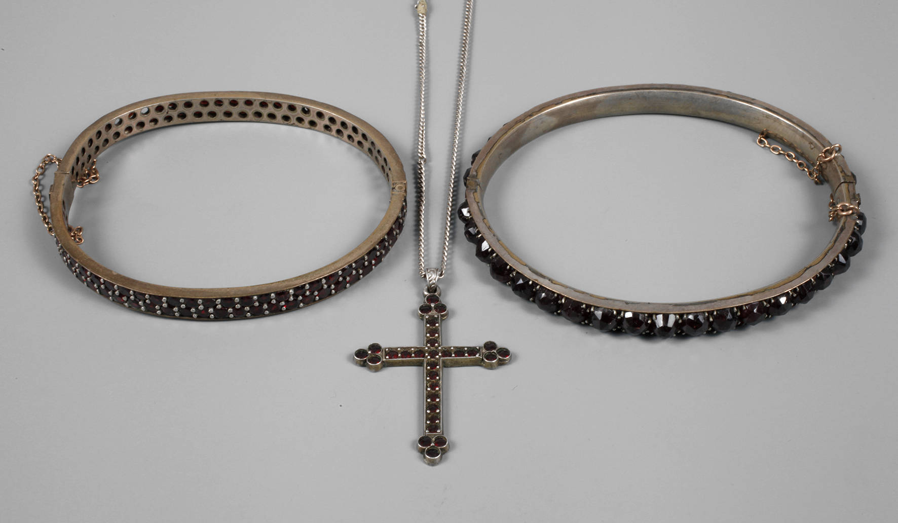 Drei Teile Granatschmuck