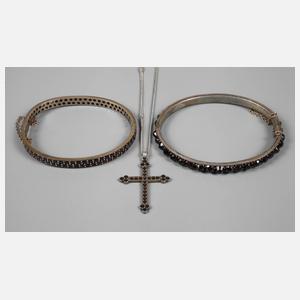 Drei Teile Granatschmuck