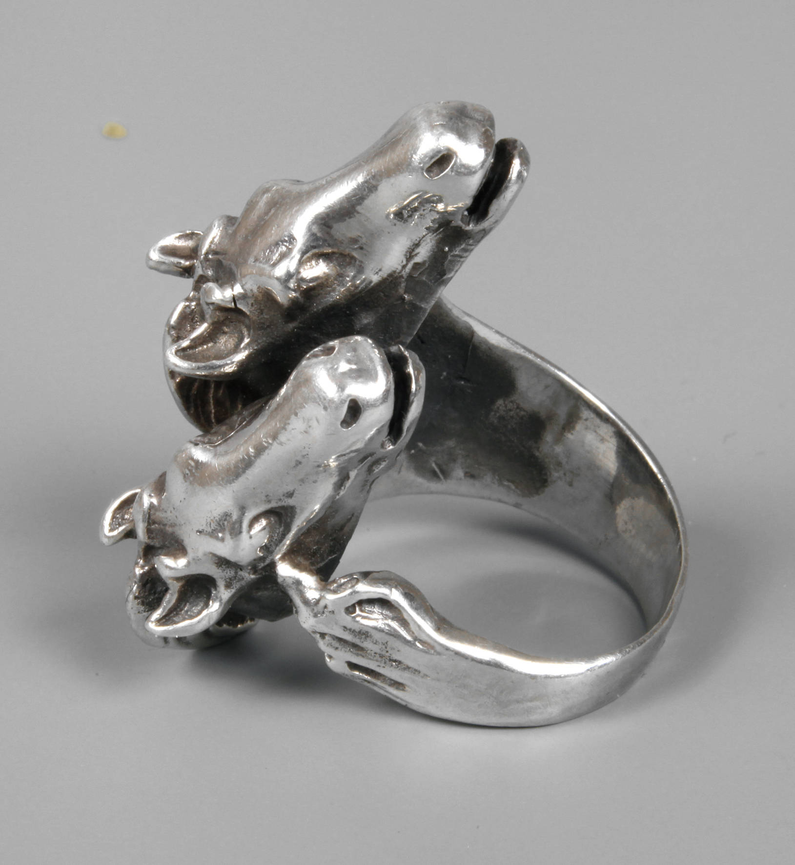 Ring mit Pferdeköpfen