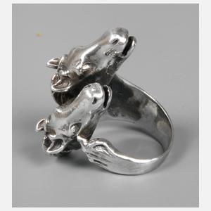 Ring mit Pferdeköpfen