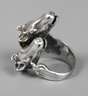 Ring mit Pferdeköpfen