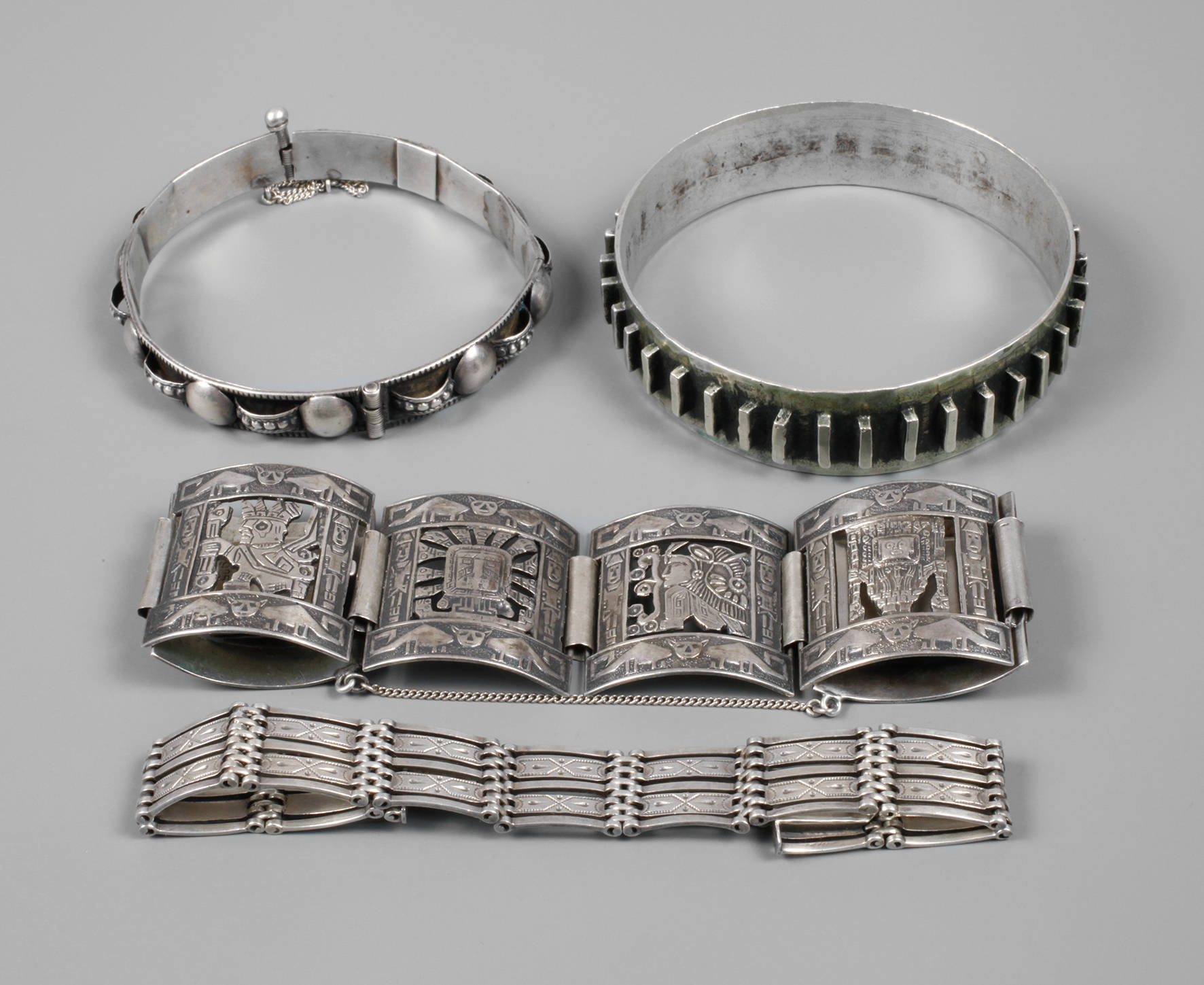 Zwei Armreifen und zwei Armbänder
