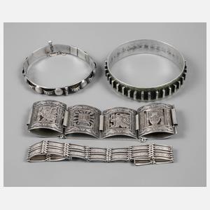 Zwei Armreifen und zwei Armbänder