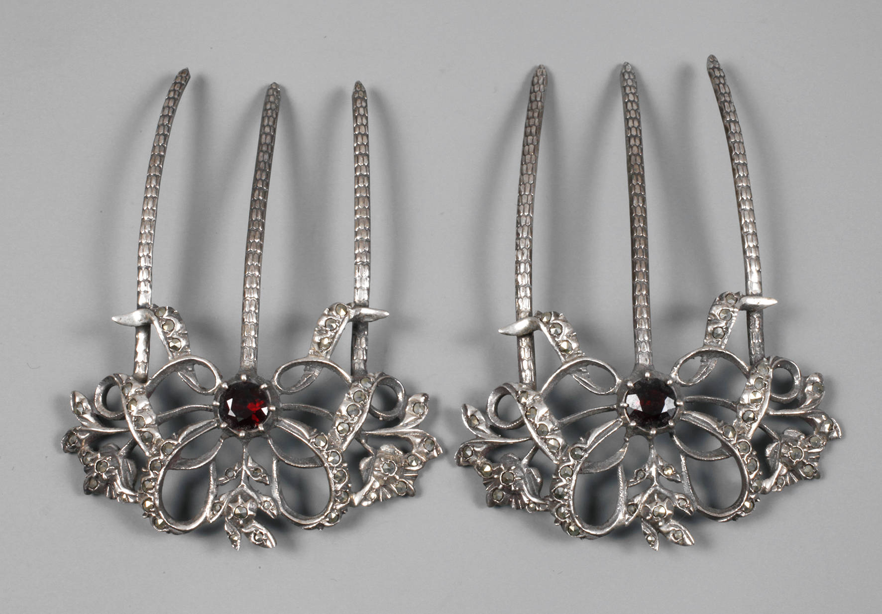 Zwei florale Haarkämme