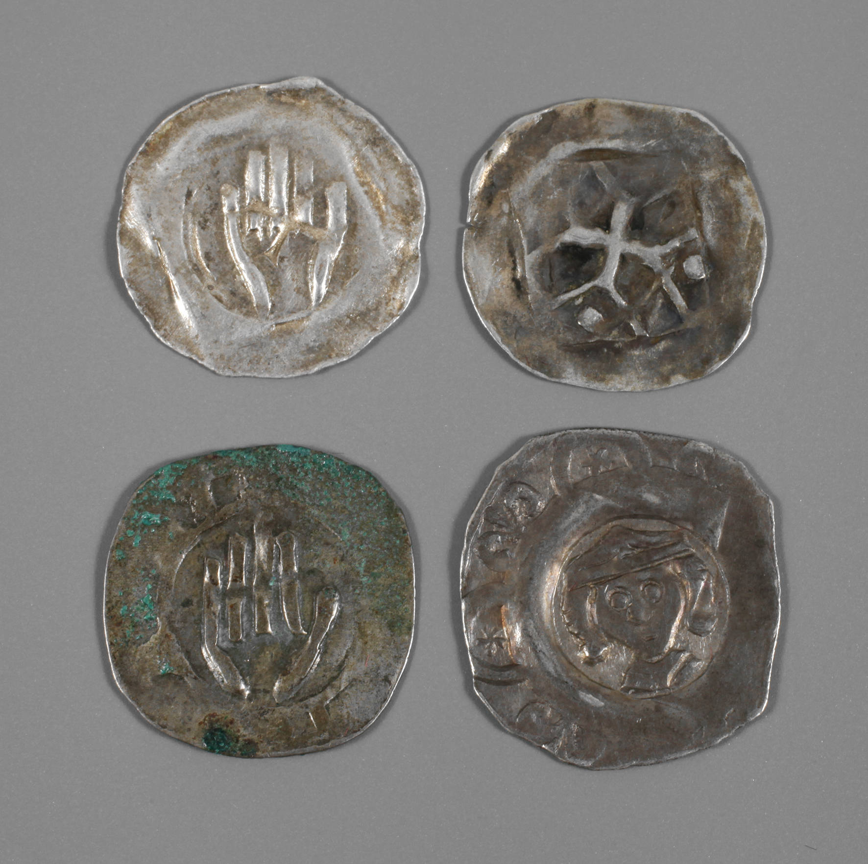 Brakteat und drei Händleinheller