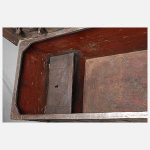 große Eisentruhe