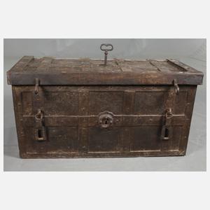 große Eisentruhe