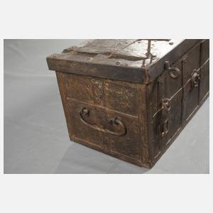große Eisentruhe