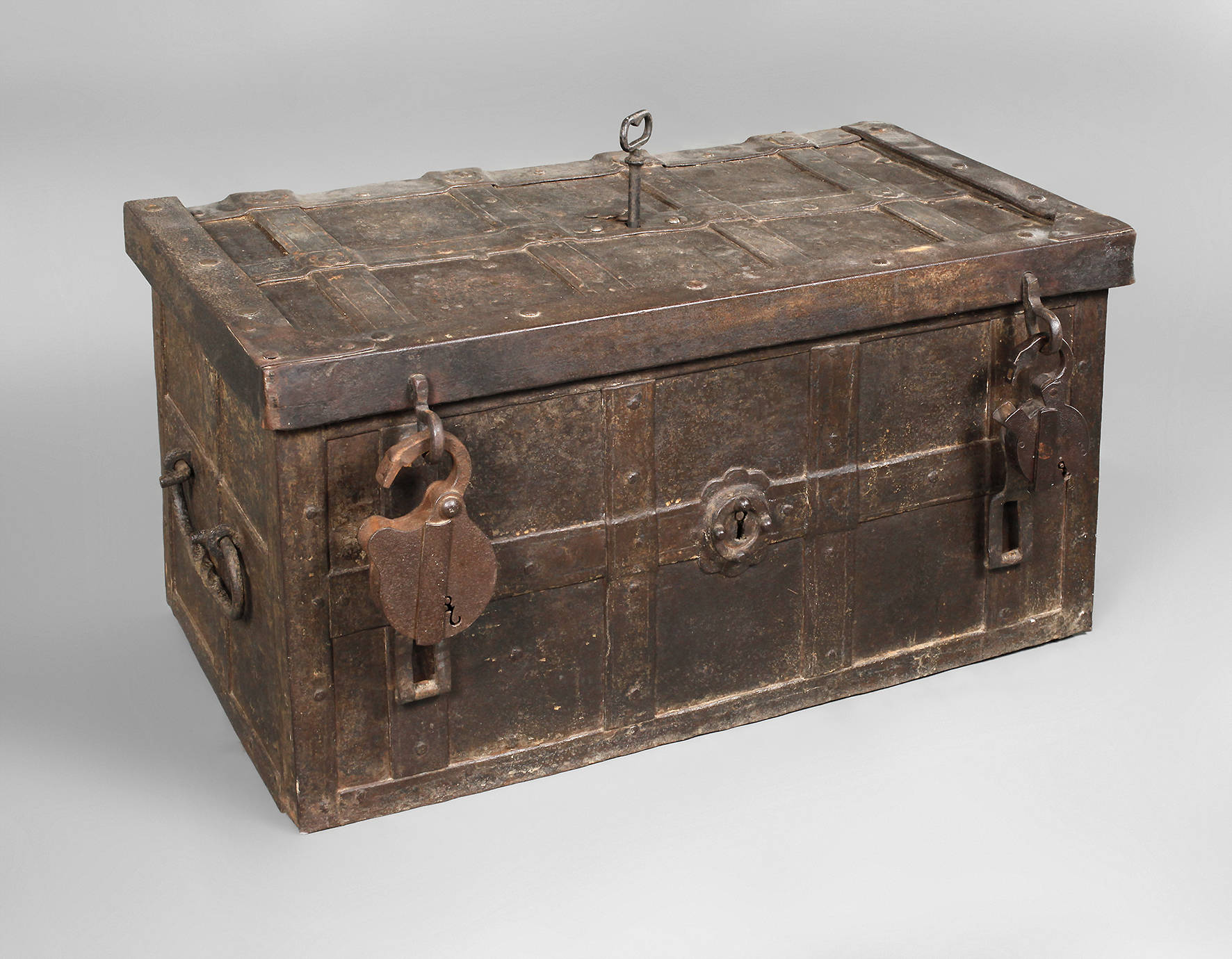 große Eisentruhe