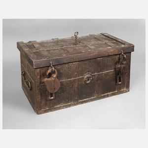 große Eisentruhe