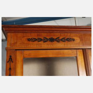 Klassizistische Aufsatzkommode