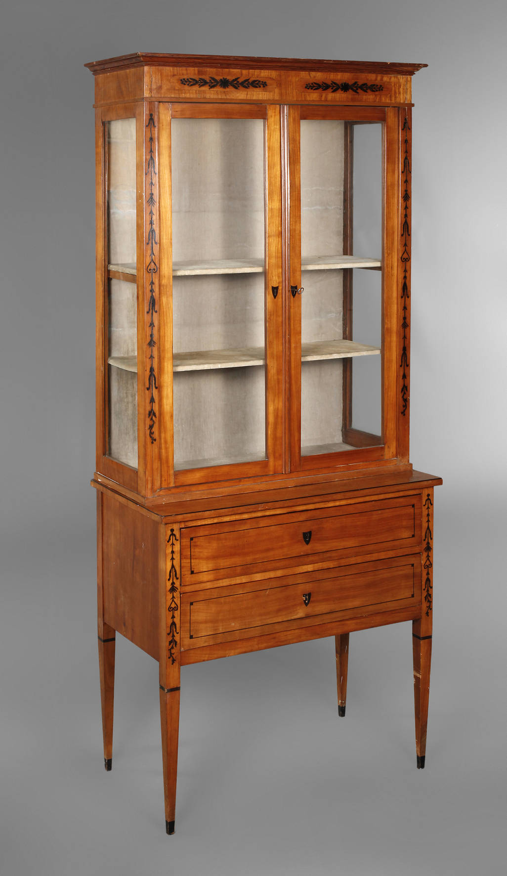 Klassizistische Aufsatzkommode