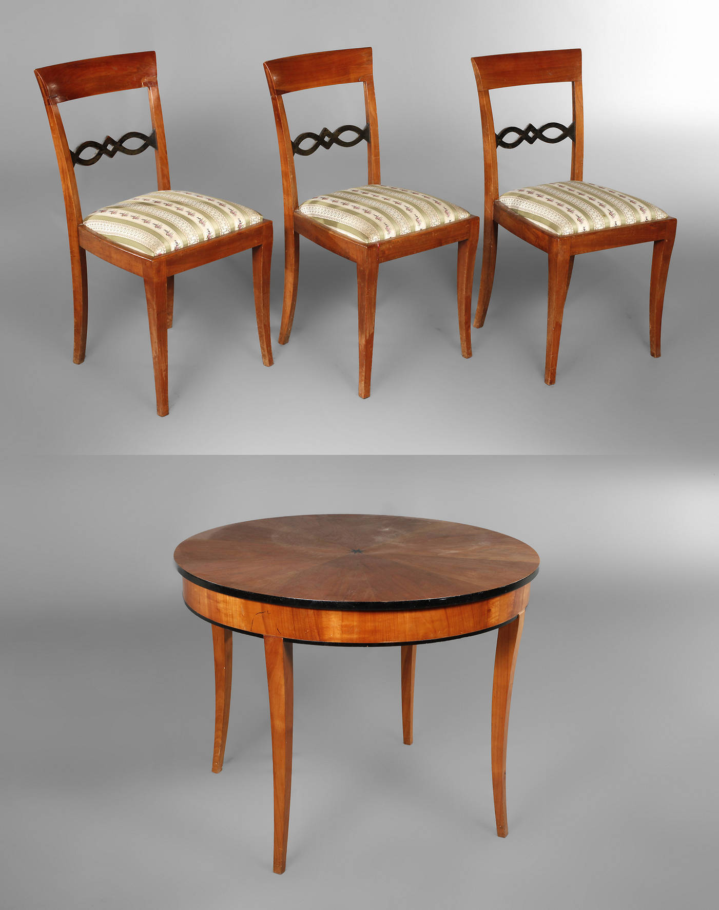 Tisch und drei Stühle