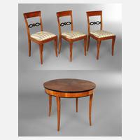 Tisch und drei Stühle111