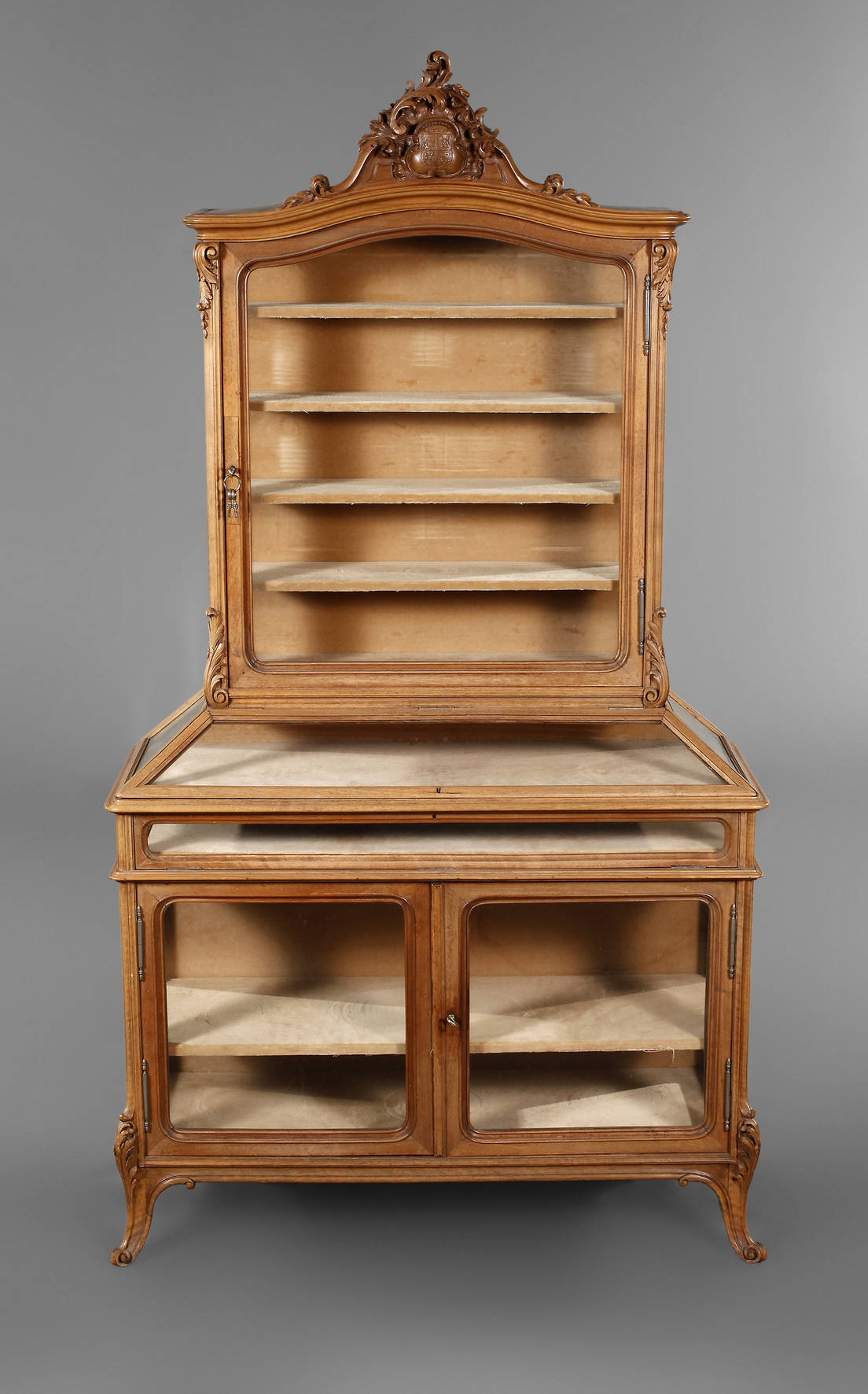 Kleine Sammlungsvitrine aus Adelsbesitz