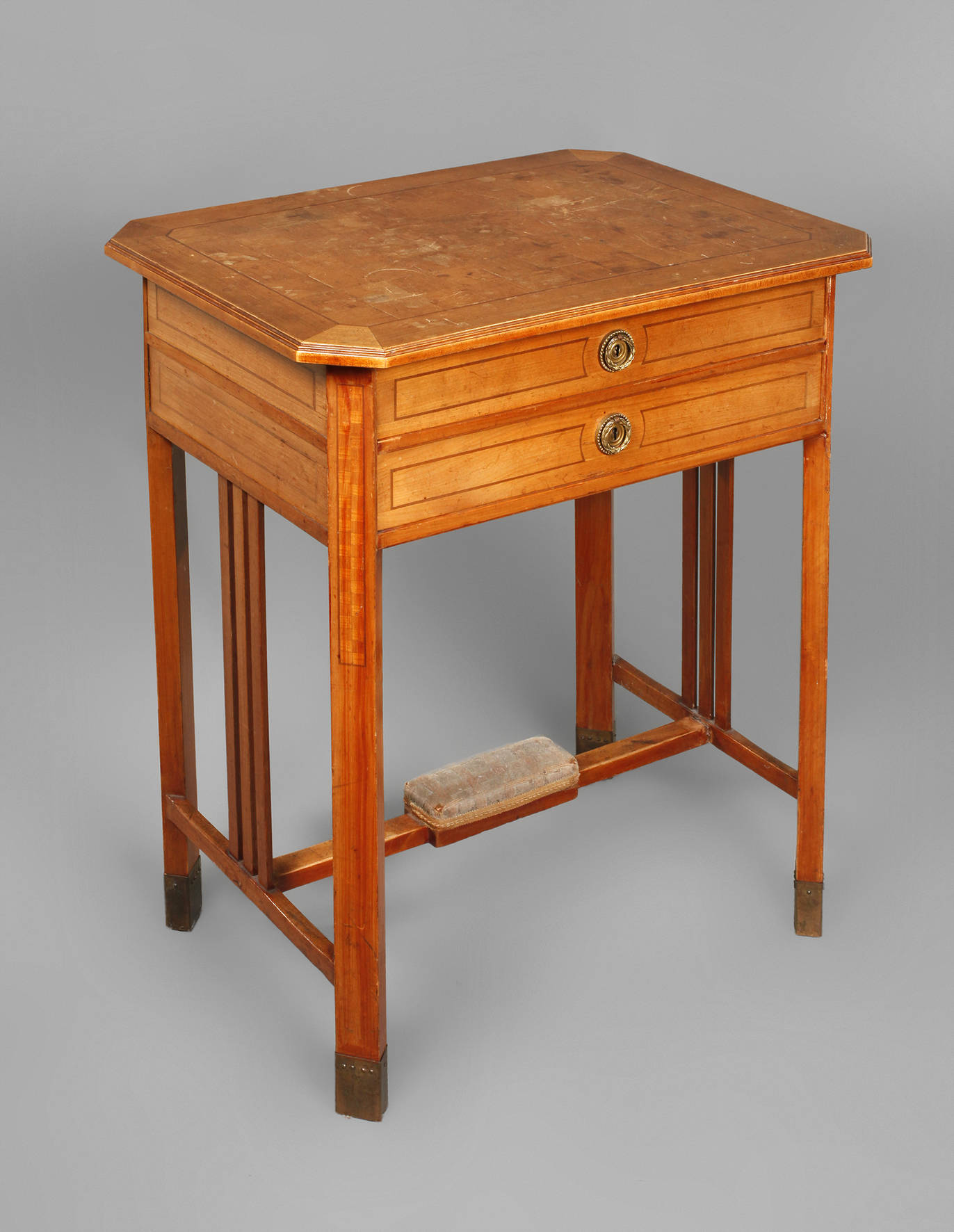 Klassizistischer Nähtisch