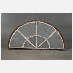 vier Rundbogenfenster